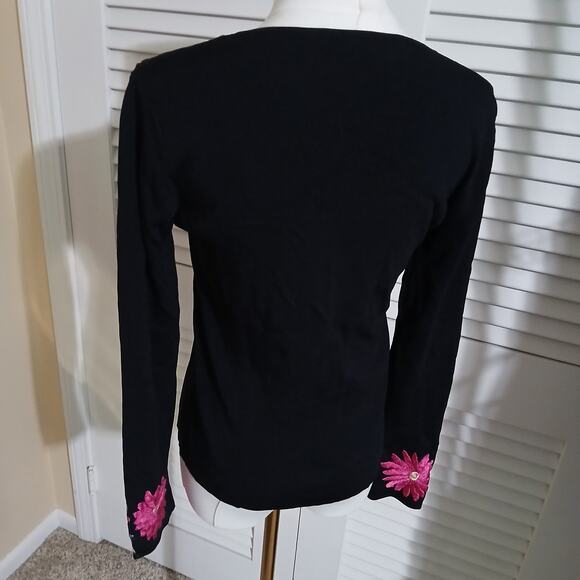Michelle Nicole Sm Black Long-Sleeved Sweater Floral Embroidered Accents V Neck - Picture 9 of 14